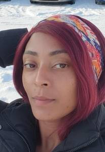 je suis ici pour a la recherche d'un homme qui saura m'aimer me cherie et me rendre heureuse , pour ma part je suis sincere et serieuse en amour et tres sociable .