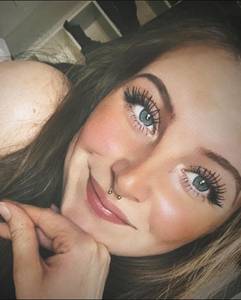 Salut, je suis une jeune fille de 21 ans je suis ouverte à toute proposition de rencontre je suis folle j?aime faire la fête boire être avec mes amis faire de nouvelles rencontres j?aime le shopping je suis tatouée je sors pas mal dans des bars les boîtes ce n?est pas trop mon truc. J?habite en Charente-Maritime, je travaille dans la Médecine, je suis blonde des beaux yeux bleus je suis aussi percé au nez au téton au nombril. Enfin voilà j?en suis sûre que l?on pourrait bien s?entendre. Toi et moi écris-moi en privé. N?hésite pas je ne vais pas te manger je vais vite te décoincer. Si tu veux l?un de mes réseaux sociaux, il n?y a aucun problème. Demande-les Moi je ne refuserai pas Bien, au contraire, j?accepte tout le monde. J?en ai dit pas mal sur moi à toi de me dire pas mal de choses sur toi maintenant je te laisse te déplacer jusqu?à mes messages privés pour plus de discussion entre toi et moi on pourrait même très vite se voir ? Hâte de faire ta rencontre ? hahahahhahahahahahahaha