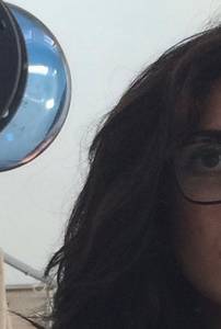 Petite coquine brune coquine à plan-cul-fralignes