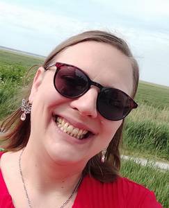 Bonjour,
Je m?appelle Esther, j?ai 38 ans et j?assume pleinement mon c�t� tr�s coquin et insatiable.
Mon exp�rience est d�j� bien remplie? et j?esp�re que vous saurez encore me surprendre.
Je suis une femme soumise, avec des envies tr�s claires, mais sans violence excessive.
J?aime cependant les fess�es, les gifles l�g�res, les pinces sur les t�tons et les jeux un peu intenses qui font monter l?excitation.
Aujourd?hui, j?ai envie de r�aliser un fantasme qui me fait vibrer depuis longtemps :
participer � un gang bang avec 6 hommes.
Oui? je suis tr�s gourmande.
J?aimerais que deux d?entre vous soient bi, car voir deux hommes jouer ensemble m?excite �norm�ment.
Partager une m�me queue avec un autre homme est un fantasme qui me fait compl�tement craquer.
Ce qui m?attire particuli�rement dans cette exp�rience, c?est l?ambiance de domination et de plaisir collectif? avec l?envie de finir sur un �norme bukkake.
J?aime aussi les jeux autour de l?urine, m�me si je pr�f�re �viter la bouche.