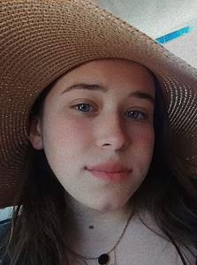 Femme célibataire 18 ans à Aubenas