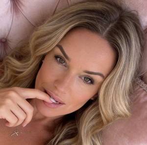 Je une femme simple mais allergique aux plans foireux et aux messages � salut �a va ? �. Si tu as plus de deux sujets de conversation, swipe right direct.