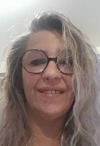 Petite coquine  super chaude à plan-cul-y