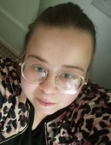 Je recherche rien pour le moment juste parler boire un verres et autres si plus affinits j'aime les animaux , sortir, me balader , allez au cinma profiter de la vie. je recherche un homme honnte sincre fidle.