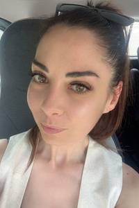 Petite coquine brune coquine à plan-cul-paris-20e