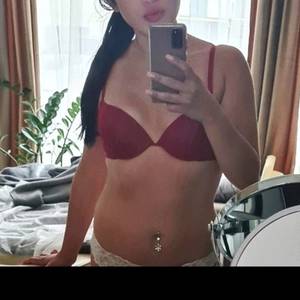 Femme coquine cheveux noir de 20ans 