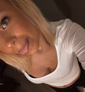 Petite coquine blonde super chaude 