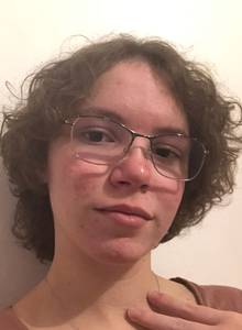 Fille sympa, qui aime les choses simples. Couleurs pr�f�r�: bleu et rouge. Aime tous les animaux, plusieurs jeux vid�os et quelques animes. Recherche un gars sympa avec qui on pourrait parler de tout sans se presser.