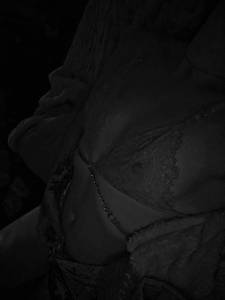 ( j'ai pas 24 ans mais 29ans ? )

Loin d?être sage, je suis une femme qui s?épanouit dans le secret. J?aime les jeux de regards, les gestes délicats? et les attentions qui éveillent mes sens. Si tu sais offrir sans demander, je saurai me livrer sans retenue