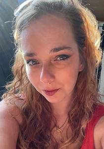 Bonjour  toi charmant inconnu,
J?attends de la vie qu?elle me face vibrer comme une mlodie sans fin.. j?attends la mme chose de la personne qui marche  mes cts ?
Donc si tu aimes vibrer toi aussi, je pense que tu es sur le bon profil ?