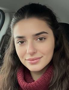Je conseille des femmes au quotidien, j?aime les aider � se sentir belles et confiantes... Mais j'aime aussi qu'on prenne soin de moi haha. ?