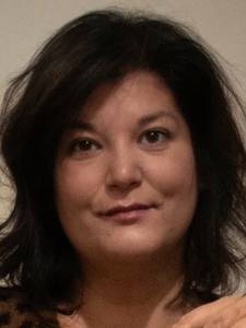 Femme coquine brune  à bordeaux