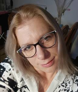 Petite coquine brune coquine