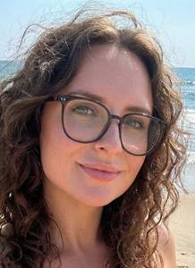 D�coratrice d?int�rieur, j?ai un c�t� discret? mais j?adore quand un regard en dit plus qu?un long discours. Je laisse la tension s?installer. A vous de jouer messieurs ?