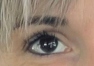 Yeux marrons très foncés , cheveux moyennement courts, 1m65 .
Échanges, partage et après nous verrons bien . 
Personnes vulgaires s abstenir