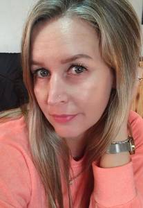 Petite coquine  super chaude à plan-cul-bordebure