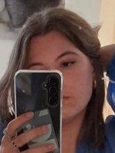 Femme coquine châtain  à bordeaux