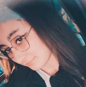Sandra 23 ans bientôt 24 
Cavalière qui adore les chevaux 
Aime un peut tout 
Recherche un vrai homme qui cherche une relation sérieuse 
 Sportif à mes heure creuse 
Aime discuter rire etc 
Aide soignante mais à des horaire variable donc assez disponible