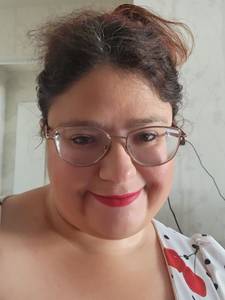 Jeune femme � roulettes de 35 ans pleine de vie qui essaie de mieux se conna�tre intimement