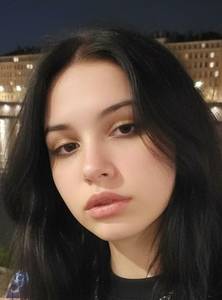 Cherbourg n?est pas faite pour les �mes l�g�res. Moi non plus.
90 % caf� noir ?, 10 % larmes de mascara. ??
Je tra�ne du c�t� des parcs sombres (Ravalet quand il pleut) et des spots underground metal du coin.