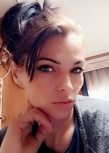 Jeune femme remplie de projets qui souhaite trouver une personne de confiance qui pourrait me venir en aide... contre de bons  moments pour des plaisirs intime . 
A cette personne  je  serais reconnaissante et attentive  ses plaisir 
en accord avec ma demande..
     tendrement !!