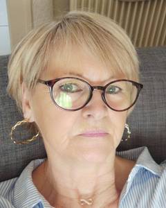 Femme célibataire 62 ans à Laval