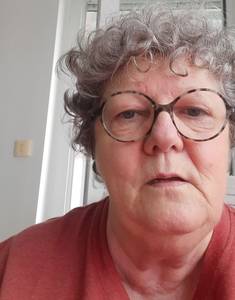 Femme célibataire 66 ans à Saint-Brieuc