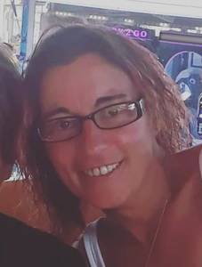 Petite coquine châtain super chaude 