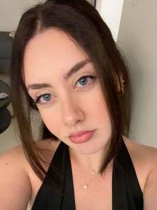Petite coquine brune coquine à Marseille 01