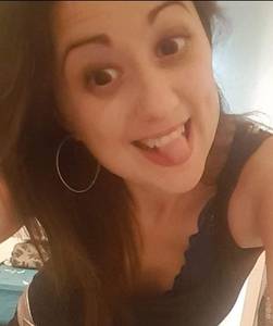 Je suis  la recherche d'une femme pour une premire exprience pour moi je suis vraiment navr mais je recherche plutt une jolie fille blonde brune les yeux peu importe plutt mince normal ou des petites rondeurs