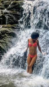 Coucou 
Jolie femme black bisexuelle en recherche  de femmes avec qui converser ou plus , peu �tre une petite sortie qui sais lol 
Je suis p�tillante et j'aime beaucoup m'amuser sans g�ne ,
J'aime faire de bon plat et cuisiner juste avec un tablier sur moi , par exemple 

Venez prendre contact