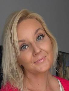 Petite coquine blonde coquine à plan-cul-merc%c2%9coeur