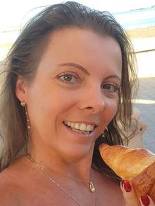 Petite coquine  super chaude à plan-cul-bourg-neuf