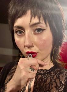 j
e suis une dominatrice exp�riment�e en recherche d'un v�ritable homme soumis pour construire une relation s�rieuse avec un soumis d�vou� et ob�issant, qui a envie de d�couvrir l'univers du bdsm et soumis qui devra faire preuve de clame, patience,