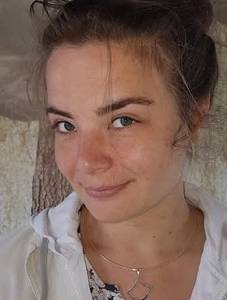 Petite coquine  super chaude à plan-cul-gargantias