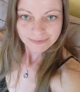 Je suis une personne sincère, fidèle, romantique et très perspicace, qui sort de deux relations de plus de 9 ans. Ce que je recherche dans une relation c'est ce que j'ai jamais réussi à trouver, de la confiance, de l'honnêteté, de la complicité, de la communication, de la compréhension, du respect l'un pour l'autre et du romantisme. N'avoir aucuns secrets pour sa moitié et tout partager. Une relation harmonieuse où l'on est à égalité et où l'on cherche le bonheur de l'autre avant le sien à chaque instant. Une relation fusionnelle, des âmes-soeurs. J'ai assez de vécu pour déceler les gens qui sont contraires à tout cela,  donc ce n'est pas la peine d'essayer et de perdre votre temps ??. Une personne qui aime les animaux également, car les animaux sont ma passion et sont tout pour moi. Au plaisir de faire votre connaissance ?.