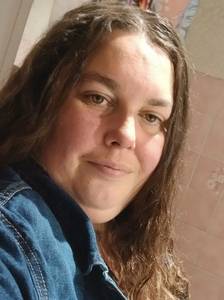 Pas facile de parler de soi. Je suis quelqu'un qui aime profiter de la vie souriante sans prise de tête qui aime rigoler. Je suis ici pour une relation sérieuse, donc les plan d'un soir passer votre chemin